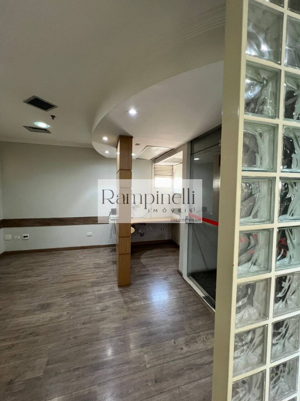 EXCELENTE SALA COMERCIAL PARA VENDA OU LOCAÇÃO NA RUA CLELIA