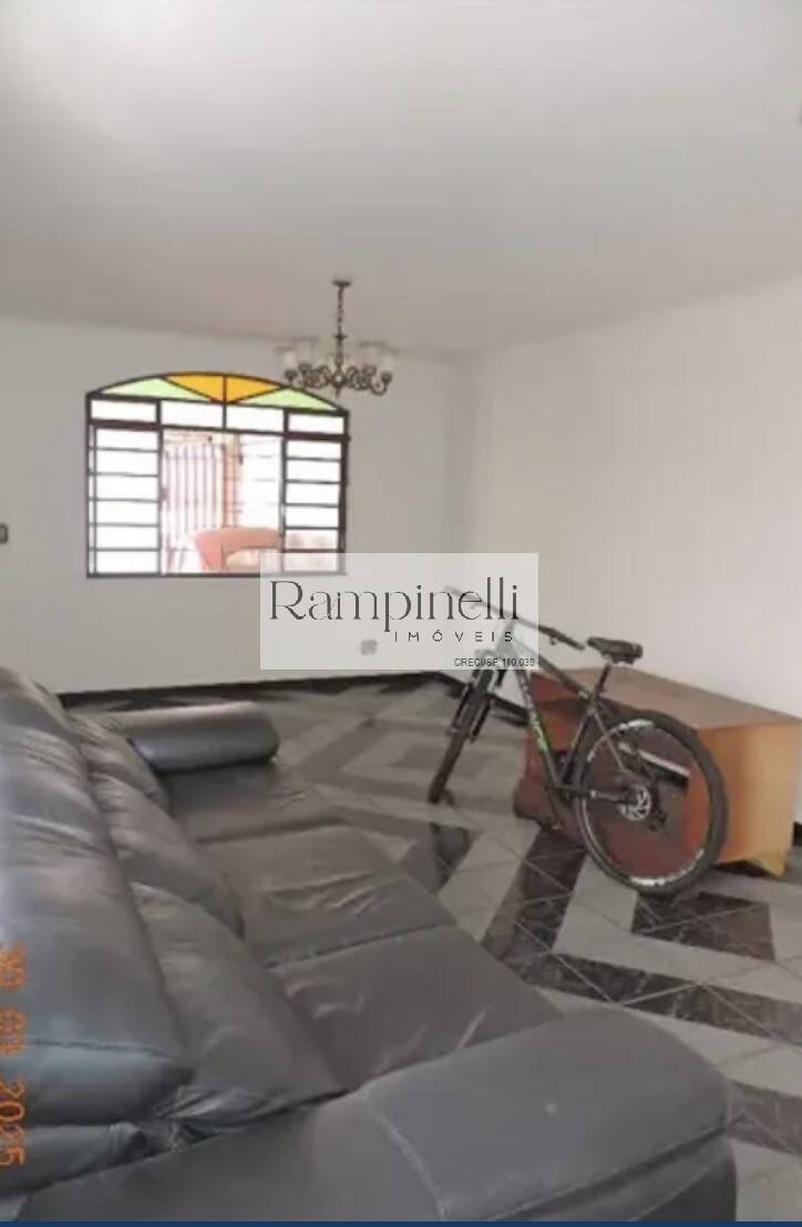 VENDA: CASA ESPAÇOSA COM 4 DORMITÓRIOS, 3 VAGAS E EXCELENTE POTENCIAL